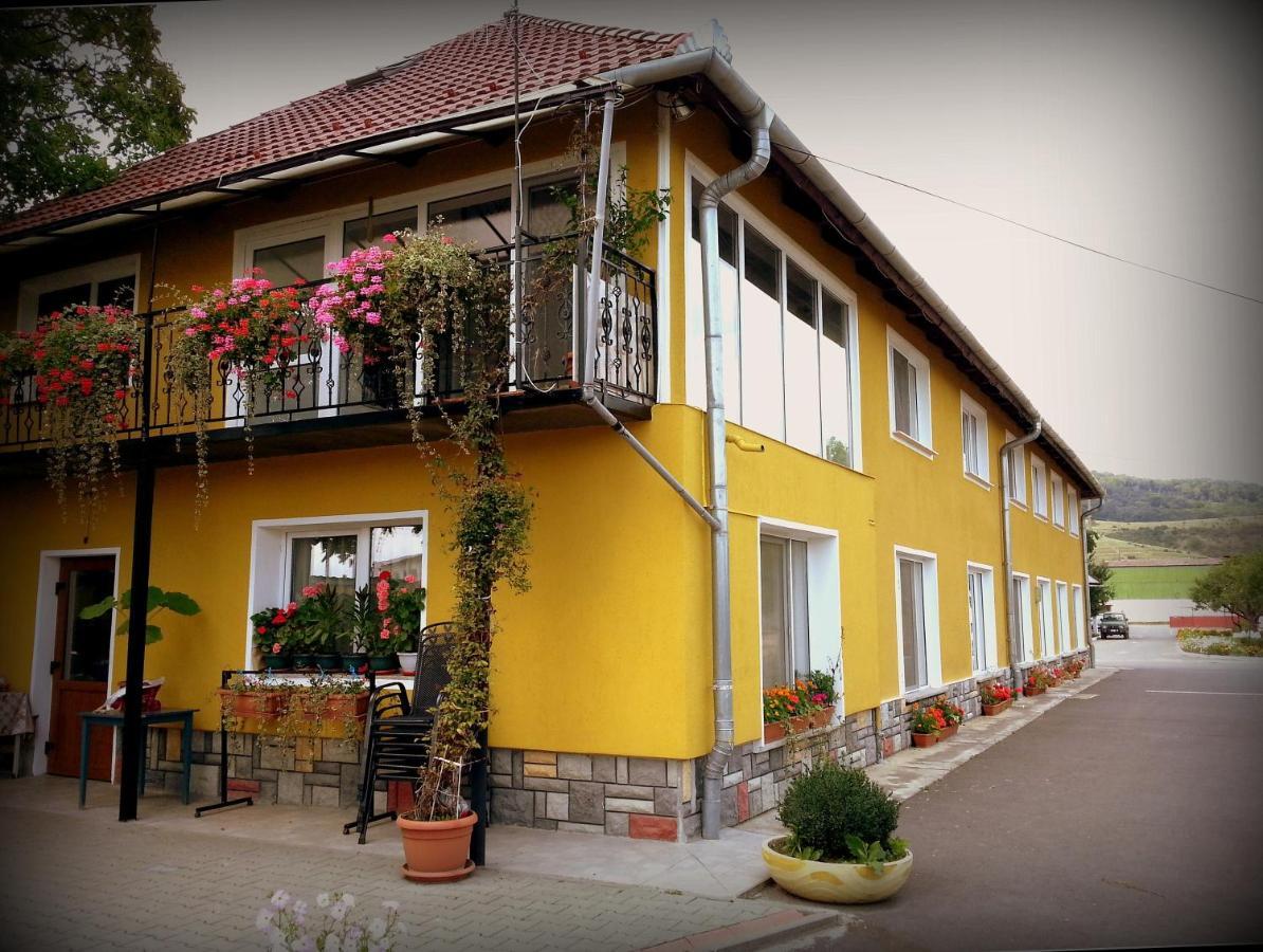 Cazare La Troita Hotel Codlea Exterior photo