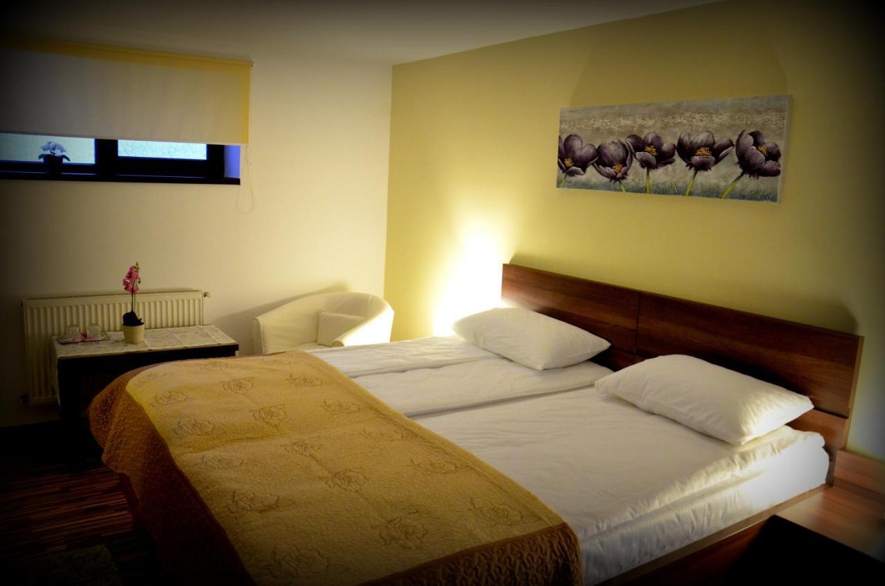 Cazare La Troita Hotel Codlea Exterior photo